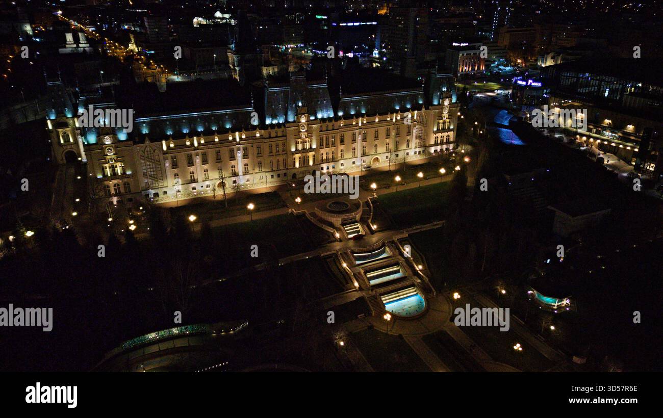 Vue aérienne du grand Palais de la culture illuminé contre le ciel sombre, ses détails complexes mis en évidence par les lumières vives, Iasi, Judetul IAS Banque D'Images