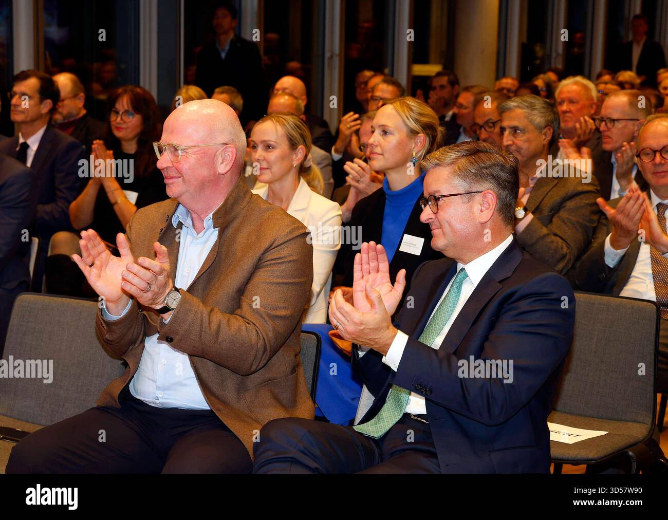 Markus Voigt Präsident VBKI , Michael Salcher KPMG BEI der Veranstaltung Berlin auf dem Weg zu den Olympischen Spielen in der Skylounge der KPMG-Zentrale *** Markus Voigt Président VBKI , Michael Salcher KPMG lors de l'événement Berlin sur le chemin des Jeux Olympiques dans le Skylounge du siège de KPMG Banque D'Images