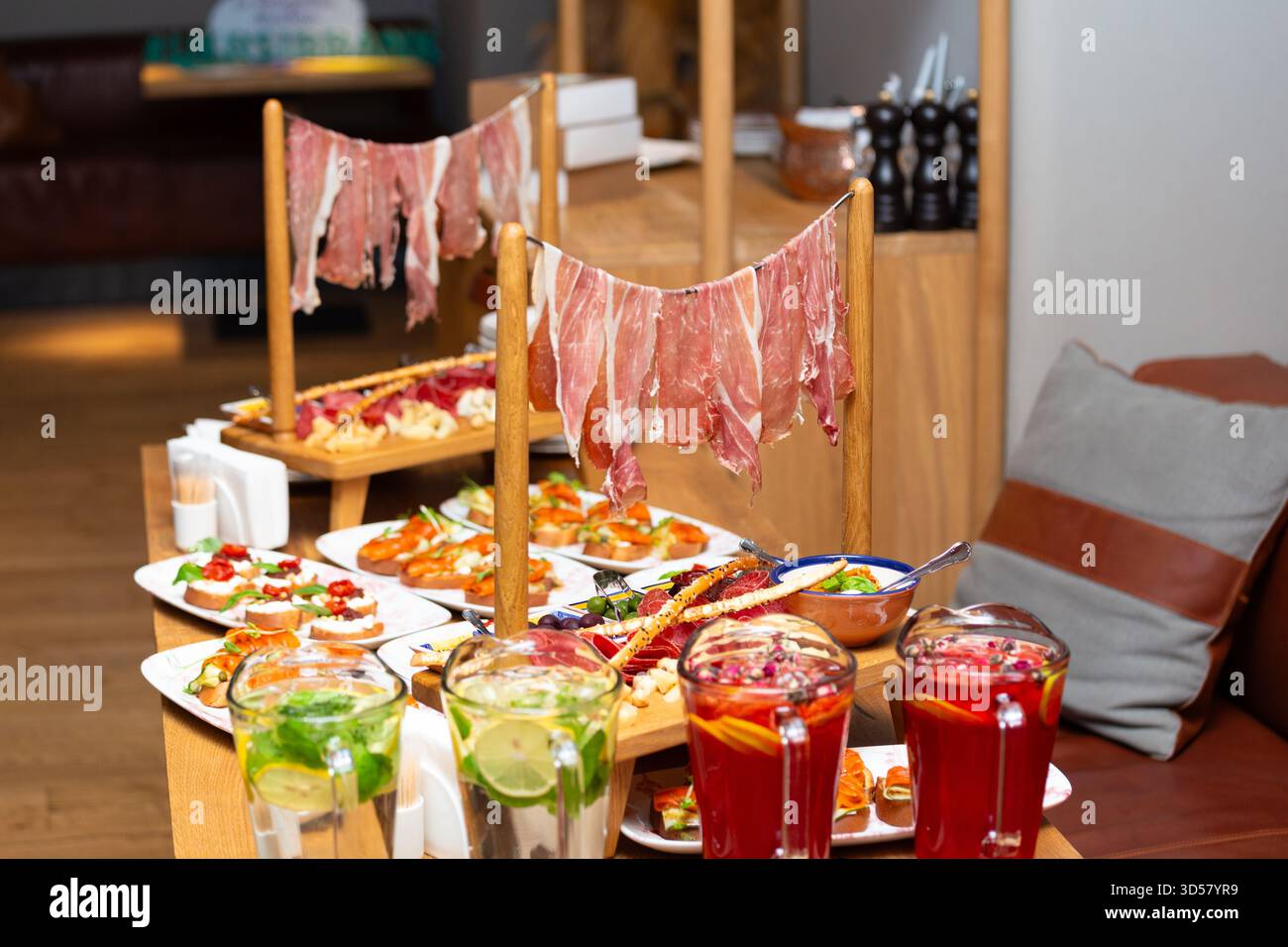 Service exquis original de snacks à la viande, jambon, jambon, salami, assortiment de fromages, olives, sauce. Antipasti sur la table dans un restaurant, italien Banque D'Images