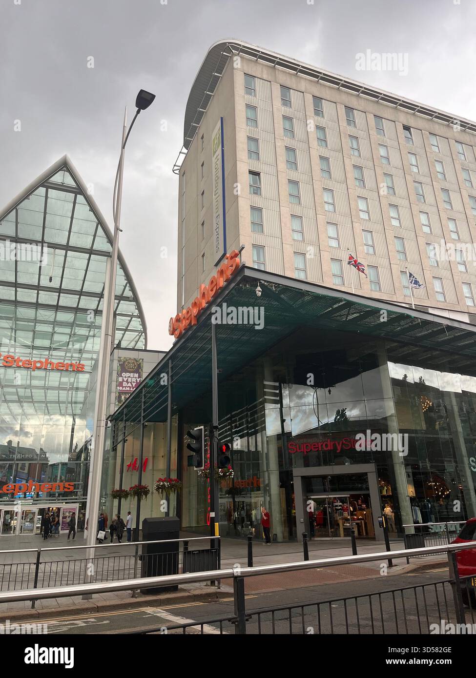 Une vue au niveau de la rue du centre commercial St Stephen à Hull, en Angleterre, montrant l'entrée en verre moderne, la signalisation, le grand bâtiment et la zone urbaine environnante Banque D'Images