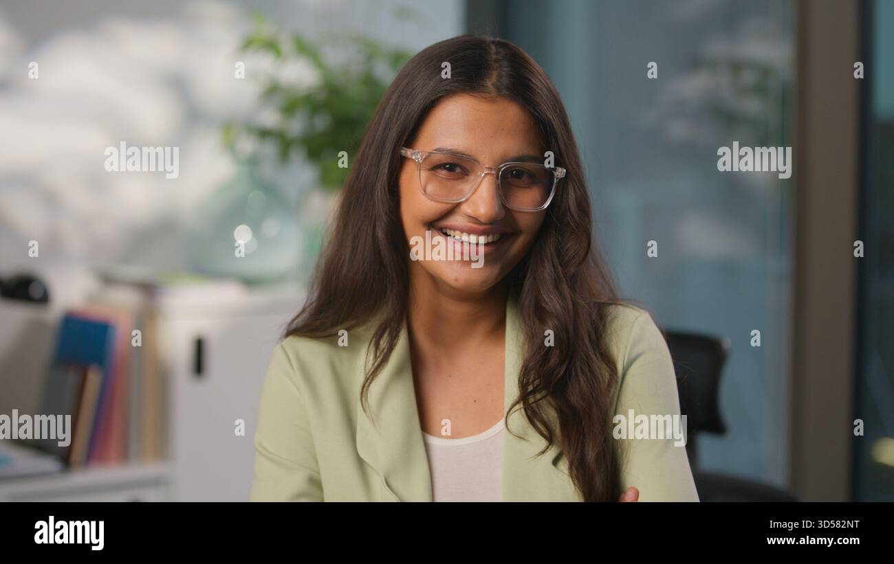 Souriant denté heureux tête tête femme d'affaires indienne orientale travaillant PDG de démarrage d'entreprise au bureau femme arabe femme d'affaires portrait Banque D'Images