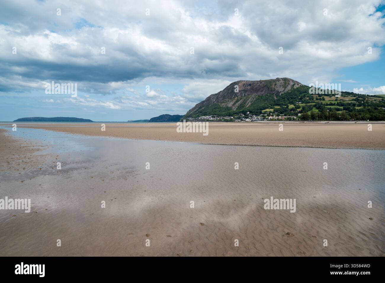 Llanfairfechan sur la côte nord du pays de Galles en regardant vers Penmaen Mawr promontoire Banque D'Images