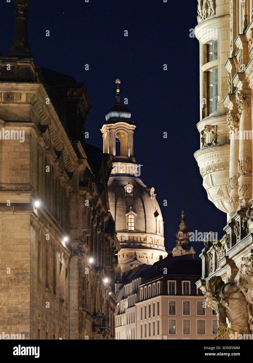 Vue urbaine de la Frauenkirche de Dresde avec dôme et tour. Architecture historique avec toits et environs de la ville. Copyspace. Banque D'Images