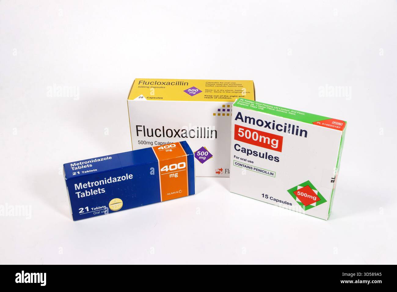 Boîtes de médicaments antibiotiques sur ordonnance, y compris l'amoxicilline, la flucloxacilline et le métronidazole sur fond blanc - antibiotiques prescrits Banque D'Images