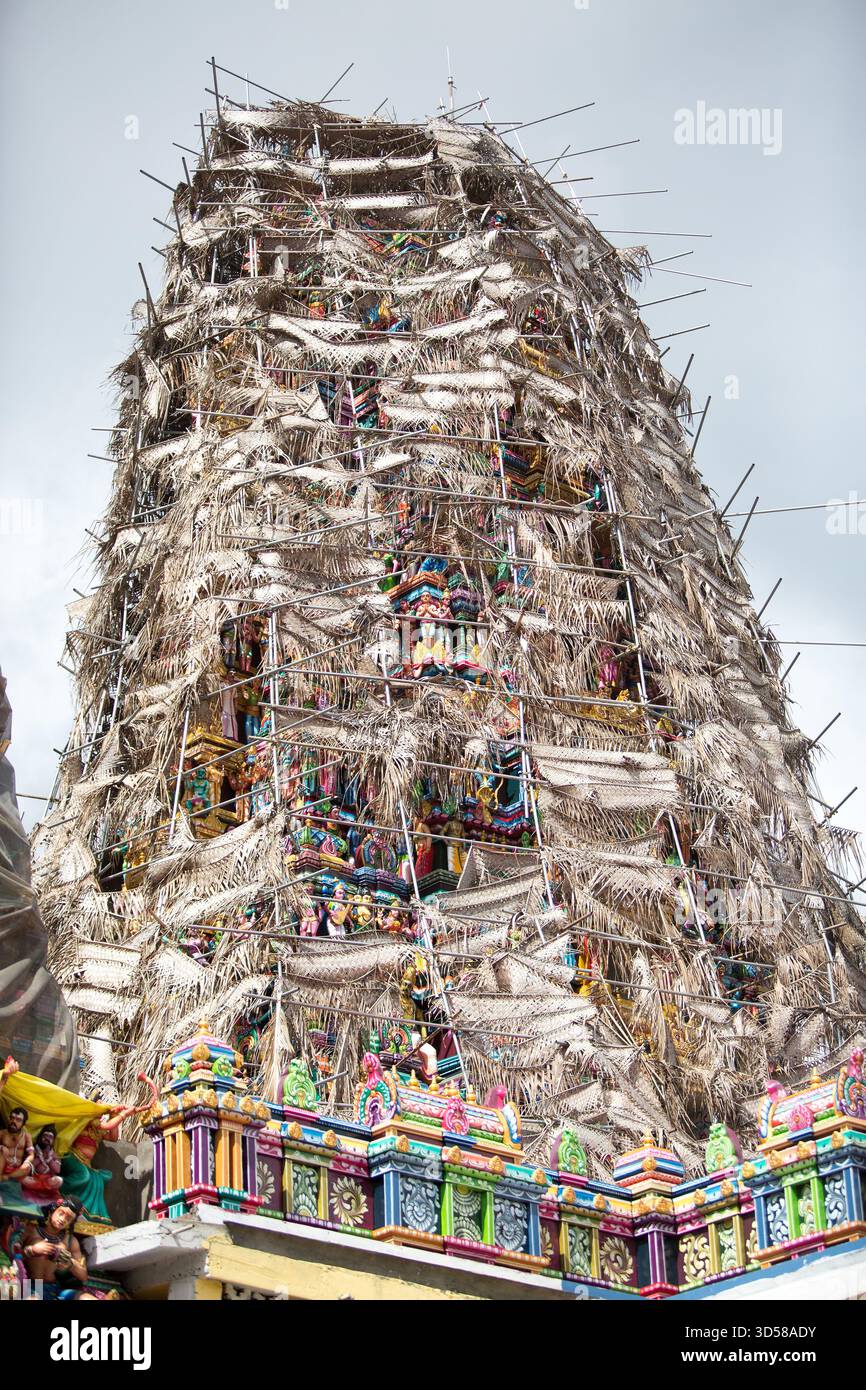 Un temple hindou au Sri Lanka, recouvert de feuilles de bananier pour le protéger pendant sa rénovation Banque D'Images