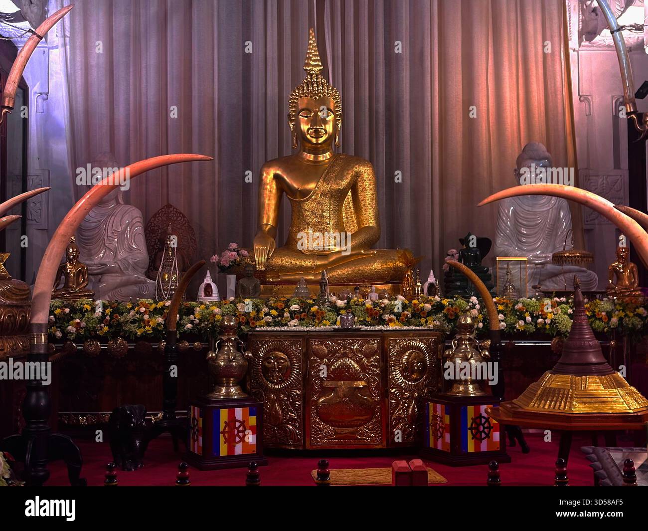 Kandy, Sri Lanka 11-10-25. Un lieu de pèlerinage bouddhiste qui abrite une relique dentaire du Bouddha. C'est un symbole religieux important et une UNESCO Banque D'Images