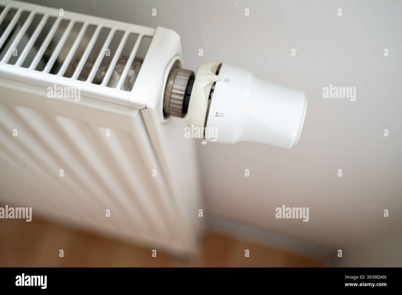 Gros plan du régulateur de puissance du radiateur dans l'appartement tourné au réglage le plus bas montrant le chauffage complètement éteint Banque D'Images