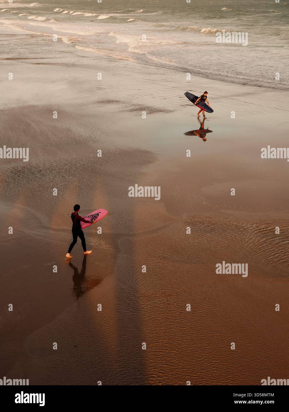 Plage de Bournemouth et surfeurs dans le soir lumière d'été Bournemouth Dorset Angleterre Royaume-Uni Banque D'Images