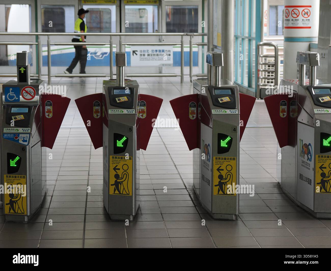 Taipei, Taiwan - 15 novembre 2024 : une rangée de tourniquets de billets électroniques avec des flèches vertes à la station MRT du zoo de Taipei. Banque D'Images