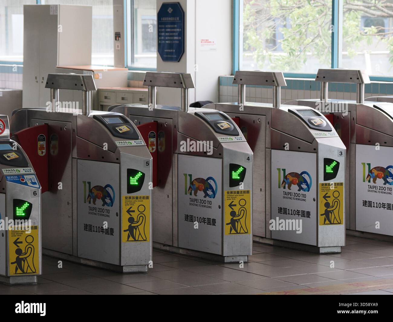 Taipei, Taiwan - 15 novembre 2024 : gros plan sur les tourniquets de la station MRT du zoo de Taipei, décorés pour le 110e anniversaire du zoo. Banque D'Images