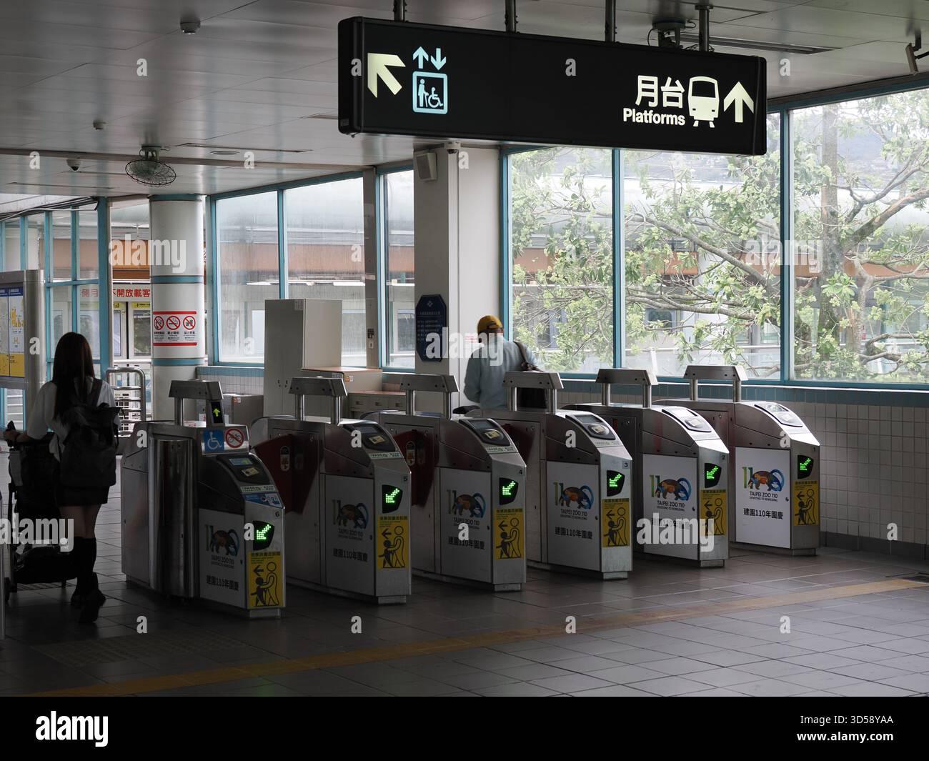Taipei, Taïwan - 15 novembre 2024 : une vue large des tourniquets de billets à la station MRT du zoo de Taipei, avec un panneau « plates-formes » ci-dessus. Banque D'Images