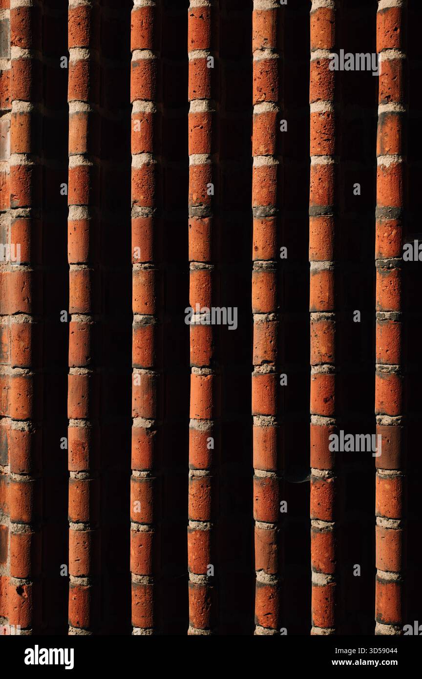 Pose du mur de l'église avec des briques arrondies Banque D'Images