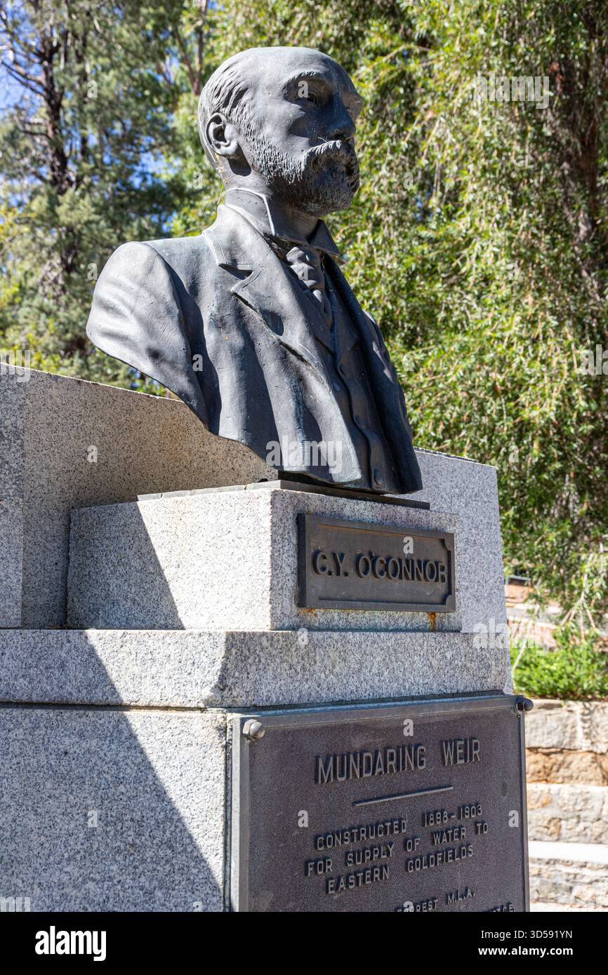 Mémorial à C y O'Connor au barrage de Mundaring Weir construit en 1903 pour le Goldfields Water Supply Scheme à Mundaring près de Perth, Australie occidentale, Australie occidentale Banque D'Images