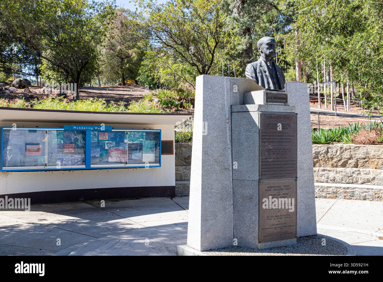 Mémorial à C y O'Connor au barrage de Mundaring Weir construit en 1903 pour le Goldfields Water Supply Scheme à Mundaring près de Perth, Australie occidentale, Australie occidentale Banque D'Images