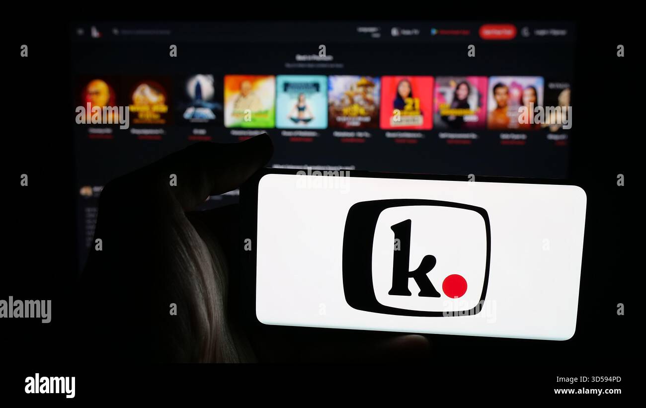 Stuttgart, Allemagne - 11-03-2025 : personne tenant un téléphone portable avec le logo de la société indienne Kuku FM (kukufm.com) sur l'écran devant la page web. Banque D'Images