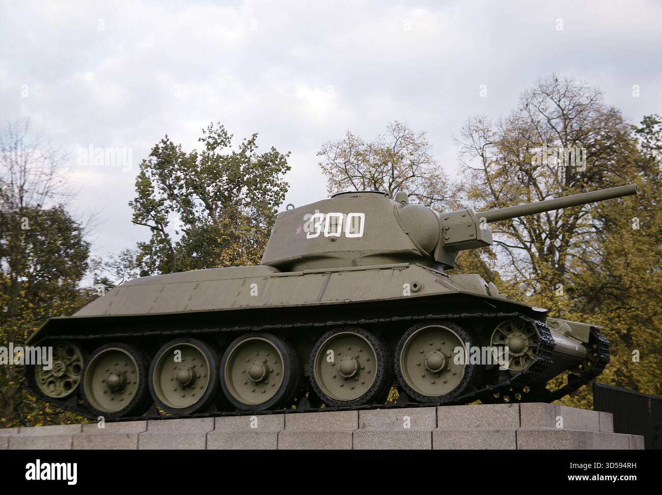 Berlin, Allemagne. Mémorial de guerre soviétique dans le Tiergarten (Sowjetisches Kriegerdenkmal). Mémorial inauguré le 7 novembre 1945, à l'occasion de l'anniversaire du début de la Révolution d'octobre en Russie. Il commémore les soldats soviétiques morts pendant la guerre, en particulier ceux qui sont morts pendant la bataille de Berlin, qui a eu lieu entre avril et mai 1945. Le monument est situé dans le Großer Tiergarten, un grand parc public à l'ouest de la ville. Vue générale de l'un des deux chars soviétiques T-34 flanquant le monument. Banque D'Images