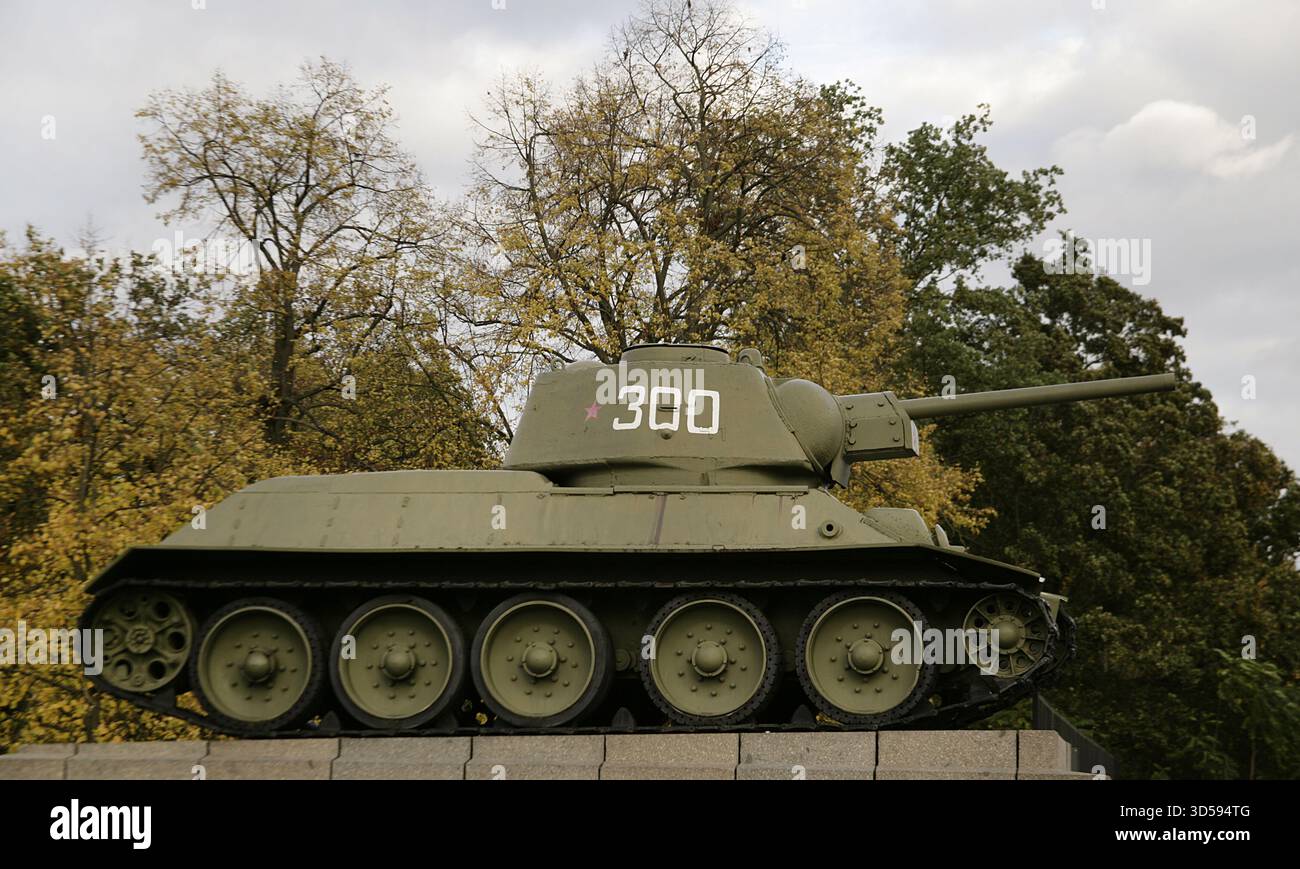 Berlin, Allemagne. Mémorial de guerre soviétique dans le Tiergarten (Sowjetisches Kriegerdenkmal). Mémorial inauguré le 7 novembre 1945, à l'occasion de l'anniversaire du début de la Révolution d'octobre en Russie. Il commémore les soldats soviétiques morts pendant la guerre, en particulier ceux qui sont morts pendant la bataille de Berlin, qui a eu lieu entre avril et mai 1945. Le monument est situé dans le Großer Tiergarten, un grand parc public à l'ouest de la ville. Vue générale de l'un des deux chars soviétiques T-34 flanquant le monument. Banque D'Images