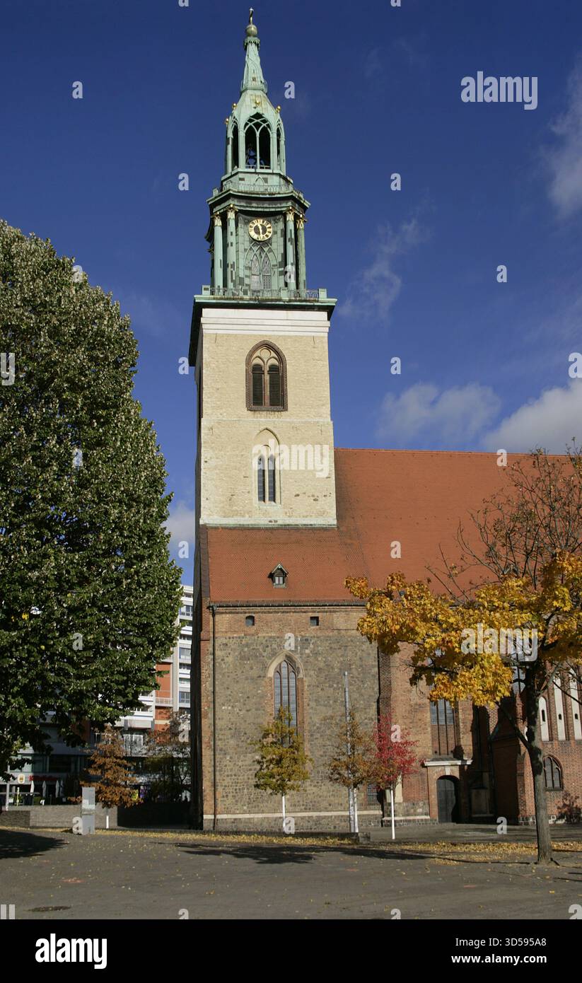 Berlin, Allemagne. Église de Marie (Marienkirche). À l'origine église paroissiale catholique (seconde moitié du XIIIe siècle), elle est devenue une église protestante luthérienne après la réforme de 1539. Vue générale de la tour du XVe siècle, couronnée en 1790 par un clocher de Carl Gotthard Langhans (1732-1808). Banque D'Images