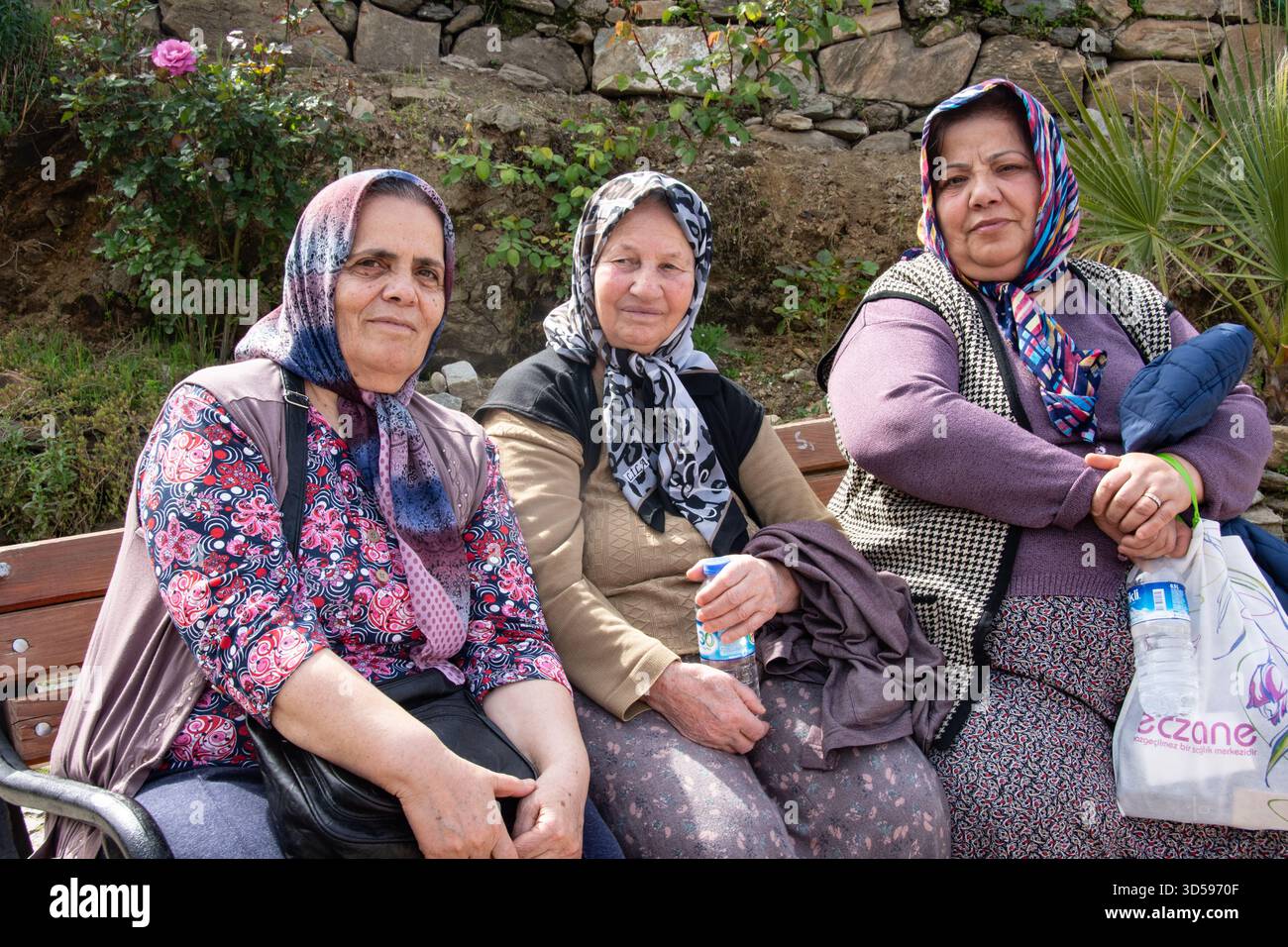 Visages de Turkiye (Turquie) : trois femmes matures reposant sur le banc Banque D'Images