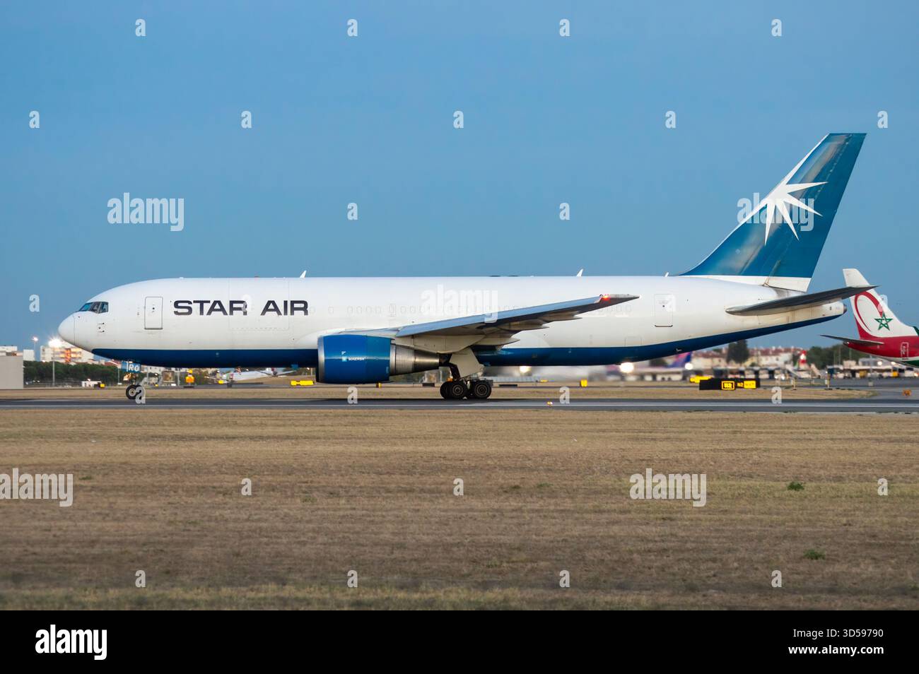 Avión de carga aérea Boeing 767 de la Compañía Maersk Air Cargo con librea Star Air en el aeropuerto de Lisboa con matrícula OY-SRO. Banque D'Images