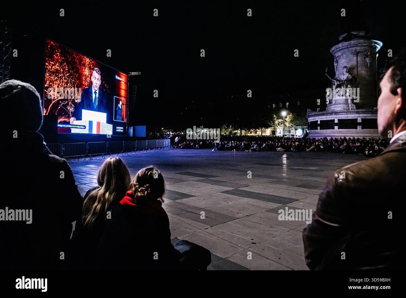 Paris, France. 13 novembre 2025. Plusieurs milliers de personnes se sont rassemblées place de la République à Paris pour assister à la retransmission de la cérémonie d’inauguration du jardin commémoratif en hommage aux victimes des attentats de Paris, qui a eu lieu dix ans plus tôt, le 13 novembre 2015. - 13/11/2025 - France/Paris - Olivier Donnars/le Pictorium crédit : LE PICTORIUM/Alamy Live News Banque D'Images