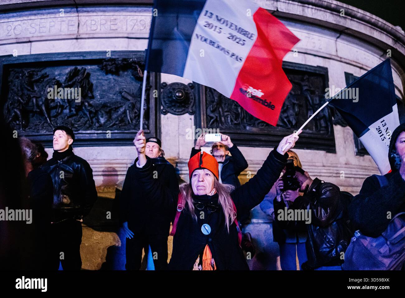 Paris, France. 13 novembre 2025. Plusieurs milliers de personnes se sont rassemblées place de la République à Paris pour assister à la retransmission de la cérémonie d’inauguration du jardin commémoratif en hommage aux victimes des attentats de Paris, qui a eu lieu dix ans plus tôt, le 13 novembre 2015. - 13/11/2025 - France/Paris - Olivier Donnars/le Pictorium crédit : LE PICTORIUM/Alamy Live News Banque D'Images