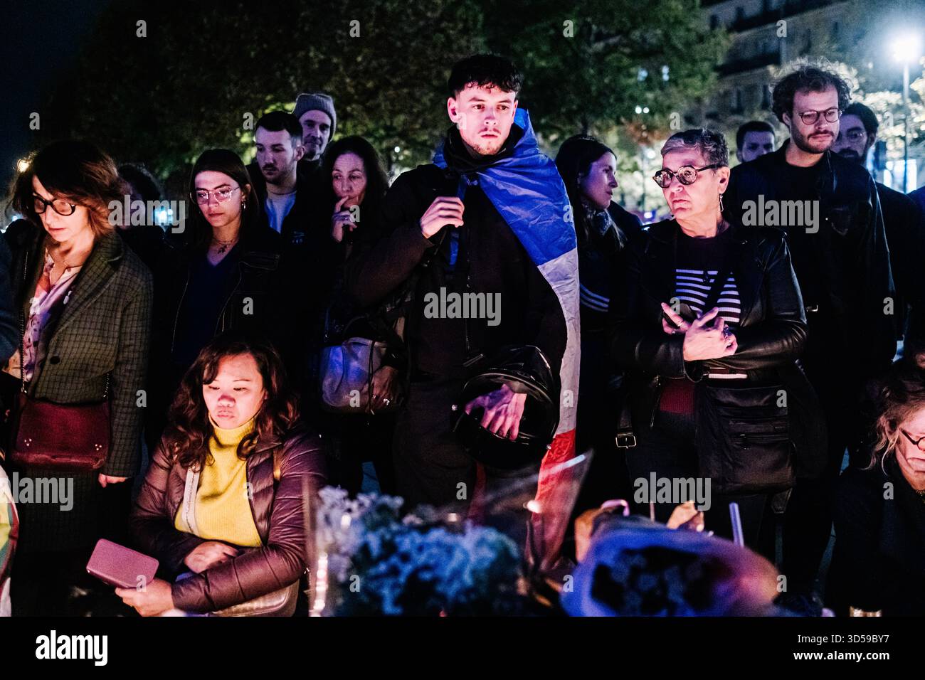 Paris, France. 13 novembre 2025. Plusieurs milliers de personnes se sont rassemblées place de la République à Paris pour assister à la retransmission de la cérémonie d’inauguration du jardin commémoratif en hommage aux victimes des attentats de Paris, qui a eu lieu dix ans plus tôt, le 13 novembre 2015. - 13/11/2025 - France/Paris - Olivier Donnars/le Pictorium crédit : LE PICTORIUM/Alamy Live News Banque D'Images