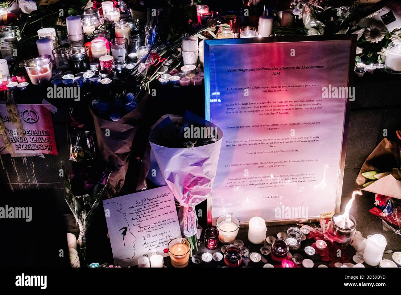 Paris, France. 13 novembre 2025. Plusieurs milliers de personnes se sont rassemblées place de la République à Paris pour assister à la retransmission de la cérémonie d’inauguration du jardin commémoratif en hommage aux victimes des attentats de Paris, qui a eu lieu dix ans plus tôt, le 13 novembre 2015. - 13/11/2025 - France/Paris - Olivier Donnars/le Pictorium crédit : LE PICTORIUM/Alamy Live News Banque D'Images