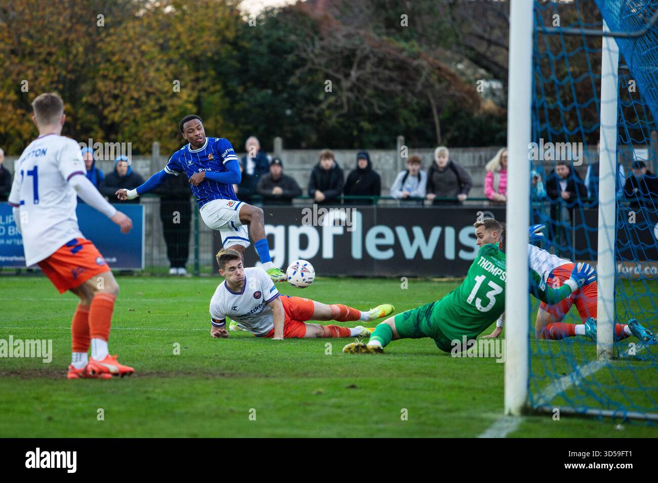Micah Obiero tente un tir lors de Wealdstone vs Braintree National League 08/11/25 Banque D'Images