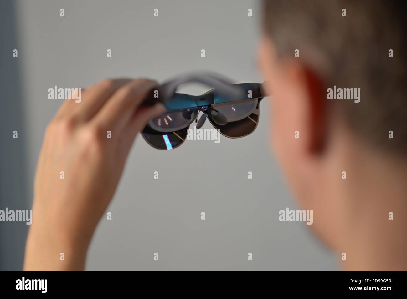 Gros plan des mains tenant des lunettes antidérapantes intelligentes. Concept de technologie portable, de dispositifs de réalité augmentée, d'innovation, de style de vie numérique et de technologie moderne. Banque D'Images