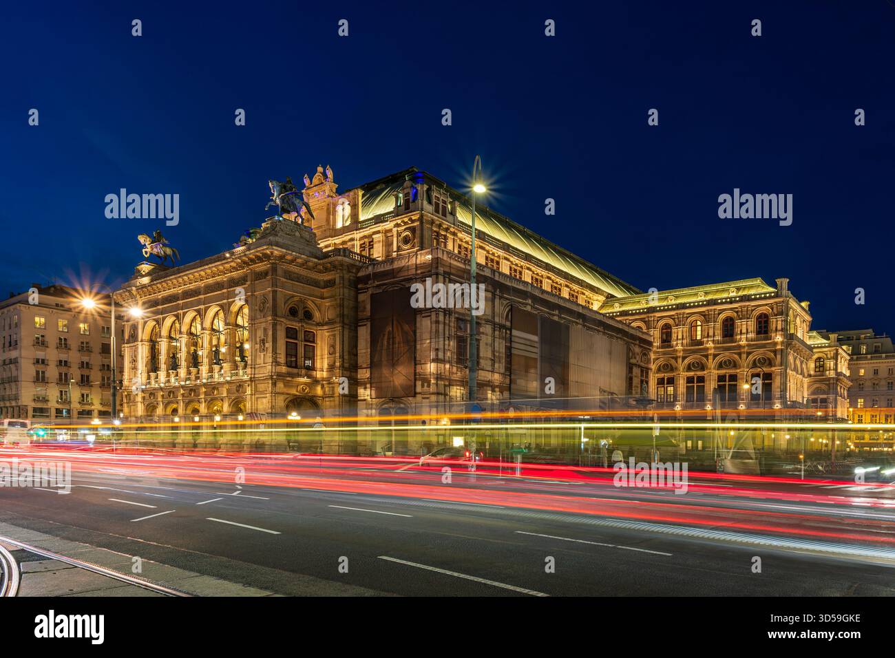 Vue nocturne de l'Opéra d'État de Vienne en Autriche, capturée le 1er novembre 2025, avec une architecture illuminée et des traînées de lumière dynamiques venant de chez vous Banque D'Images