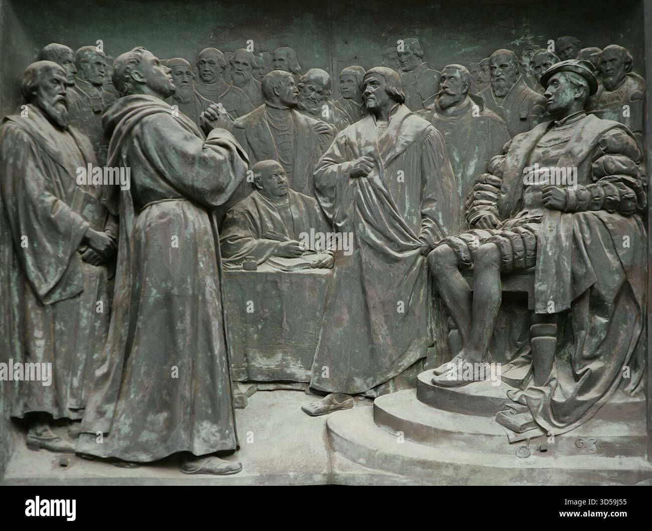 Régime des vers. Assemblée des princes du Saint-Empire romain germanique tenue à Worms (Allemagne) du 28 janvier au 25 mai 1521. Elle était présidée par l'empereur Charles V du Saint-Empire romain germanique. Son but était d'aborder les travaux du réformateur Martin Luther (1483-1546) pour sa critique de l'Église. Luther a été convoqué pour rétracter ses thèses. Entre le 16 et le 18 avril, Luther parle devant la Diète, sans renoncer à ses croyances et défendant vigoureusement sa position protestante. Il a été accusé d'hérésie, ce qui a conduit à sa rupture officielle avec l'Église. Martin Luther répondant devant le régime de Worms, Banque D'Images