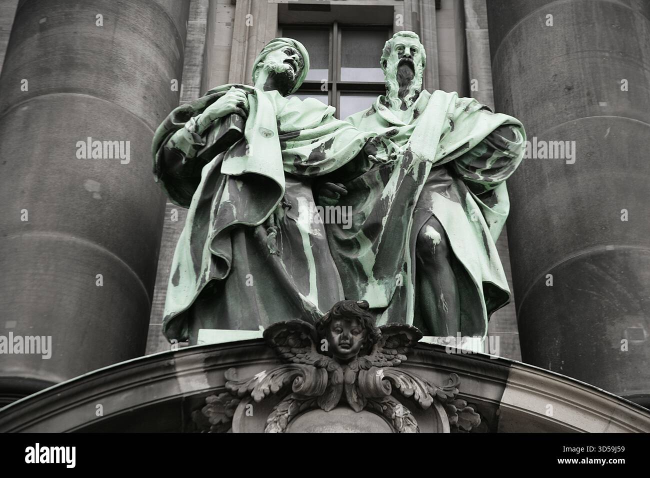 Allemagne. Cathédrale de Berlin (Berliner Dom). Temple inauguré en 1905. Il a été construit sur ordre de l'empereur Guillaume II (1859-1941) entre 1894 et 1905, sous la direction de l'architecte allemand Julius Carl Raschdorff (1823-1914). Aussi connue sous le nom de paroisse suprême évangélique et collégiale, c'est une église protestante allemande monumentale et un tombeau dynastique (maison de Hohenzollern). Statues représentant Saint Matthieu (à gauche) et Saint Marc (à droite) sur la façade principale. Sculpté sur cuivre par les sculpteurs allemands Gerhard Janensch (1860-1933) et Johannes Götz (1865-1934). Banque D'Images