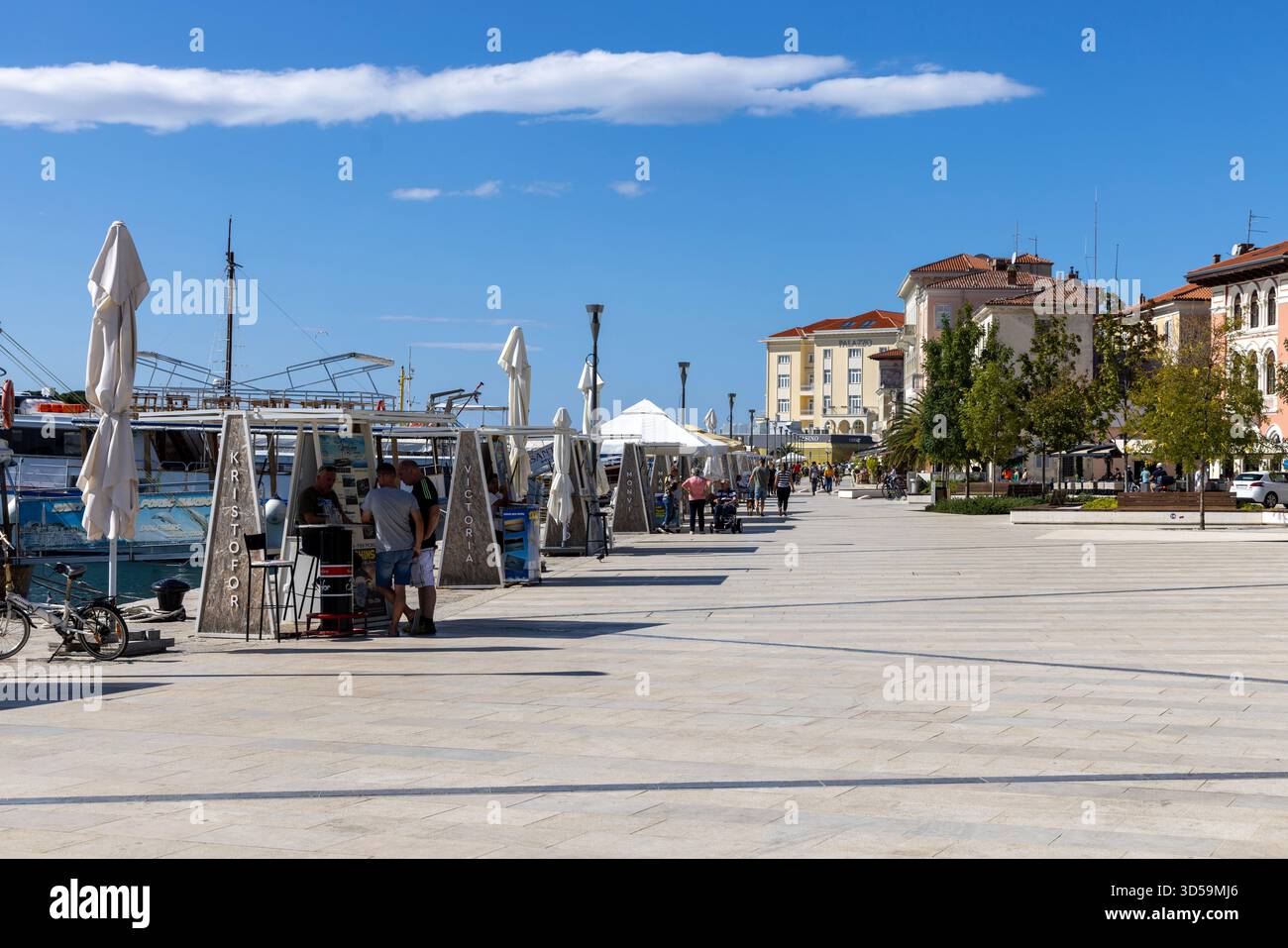 Porec, Croatie, Istrie - 25 septembre 2023 : front de mer à Marshal Tito Street, port pour les navires et les ferries de passagers. Promenade pittoresque au bord de la mer Banque D'Images