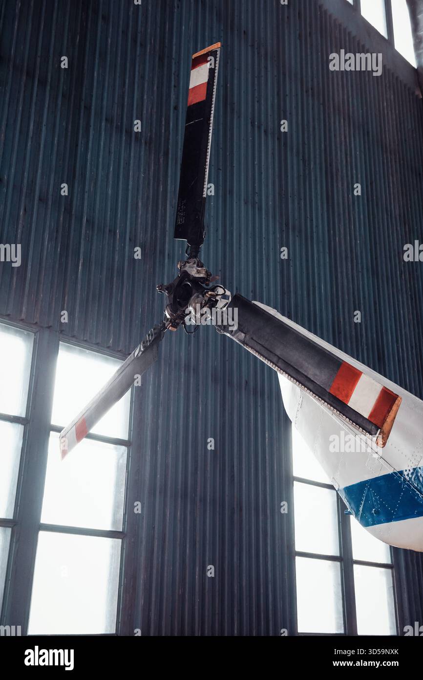 Rotor de queue d'hélicoptère. Rotor tripale noir d'un vieil hélicoptère blanc dans un hangar. Banque D'Images