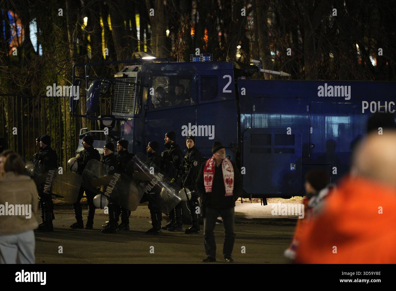 Varsovie, Pologne. 14 novembre 2025. Les supporters polonais et néerlandais sont vus au stade national PGE de Varsovie, en Pologne, le 14 novembre 2025 avant le match de qualification de la Coupe du monde de la FIFA. (Photo de Jaap Arriens/Sipa USA) crédit : Sipa USA/Alamy Live News Banque D'Images