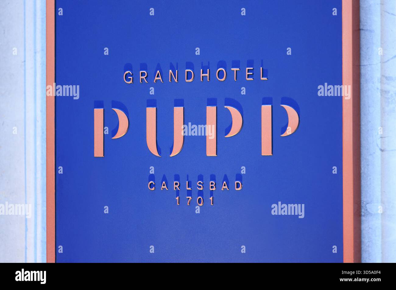 Signalisation de l'hôtel de luxe Grand Hotel Pupp - logo illuminé dans la réception d'entrée au crépuscule - Resort et lieu de tournage pour James Bond Casino Roy Banque D'Images