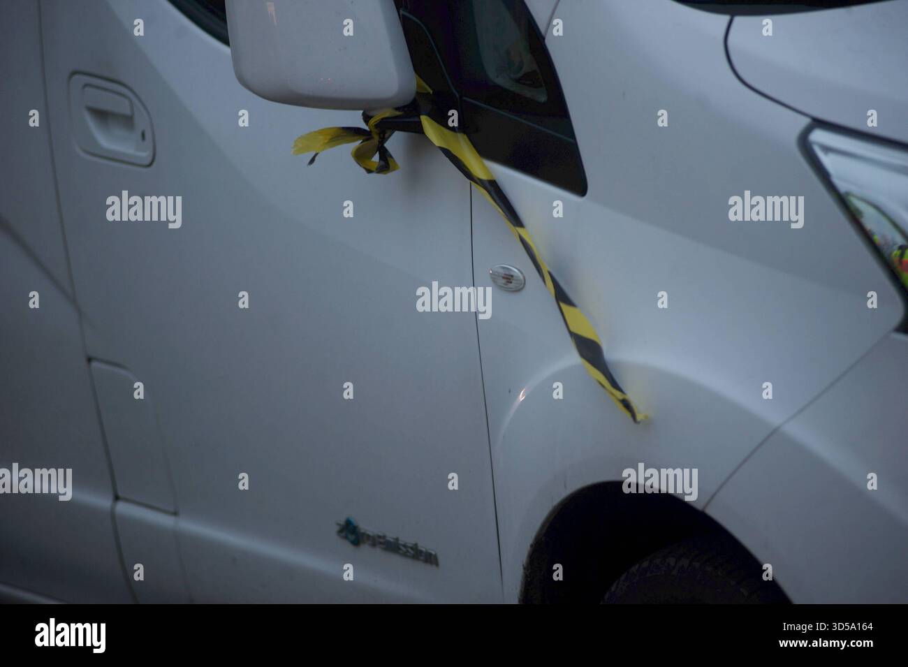 Flensburg, Schleswig-Holstein FFF Klima Demo : Raus aus aus Fossil Jetzt AFD Verbot Jetzt Milliardärssteuer Jetzt hier : Rest von Absperrband an PKW. Aufnahne vom 14.11.2025, Flensburg *** Flensburg, Schleswig Holstein FFF Climate Demo sortez de Fossil maintenant AFD Ban Now Billionaire Tax Now Here reste de la bande barrière sur l'enregistrement de voiture de 14 11 2025, Flensburg Banque D'Images