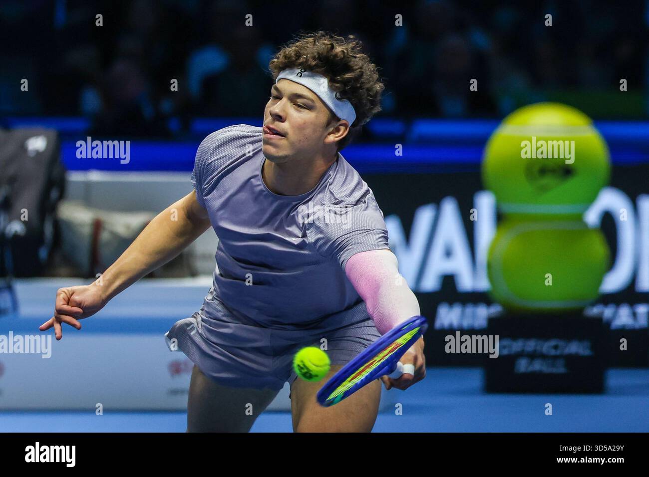 Turin, Italie. 14 novembre 2025. Ben Shelton des États-Unis vu en action lors du match de la phase de groupes en simple masculin contre Jannik Sinner d'Italie lors de la sixième journée de la finale ATP Nitto 2025 à l'Inalpi Arena. Crédit : SOPA images Limited/Alamy Live News Banque D'Images