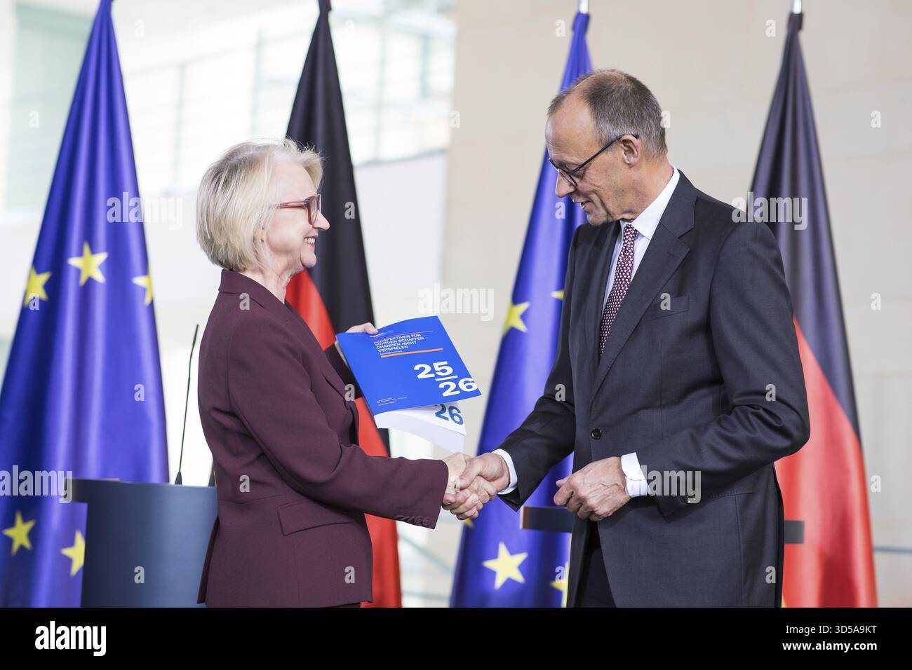Professeur Dr Monika Schnitzer (Président du Conseil des experts) et Friedrich Merz (Chancelier fédéral de la République fédérale d'Allemagne, CDU) remise o Banque D'Images