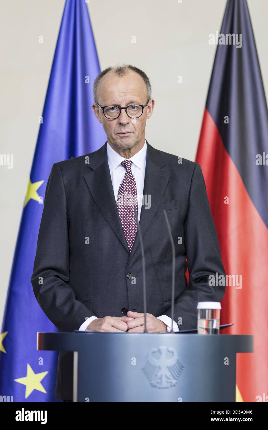 Friedrich Merz (chancelier fédéral de la République fédérale d'Allemagne, CDU) remet le rapport annuel 2025/2026 intitulé créer des perspectives pour t Banque D'Images