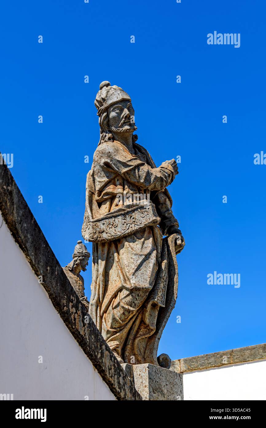 Un des douze prophètes bibliques sculptés par Aleijadinho, exposé au sanctuaire Bom Jesus de Matosinhos à Congonhas, Minas Gerais. Banque D'Images