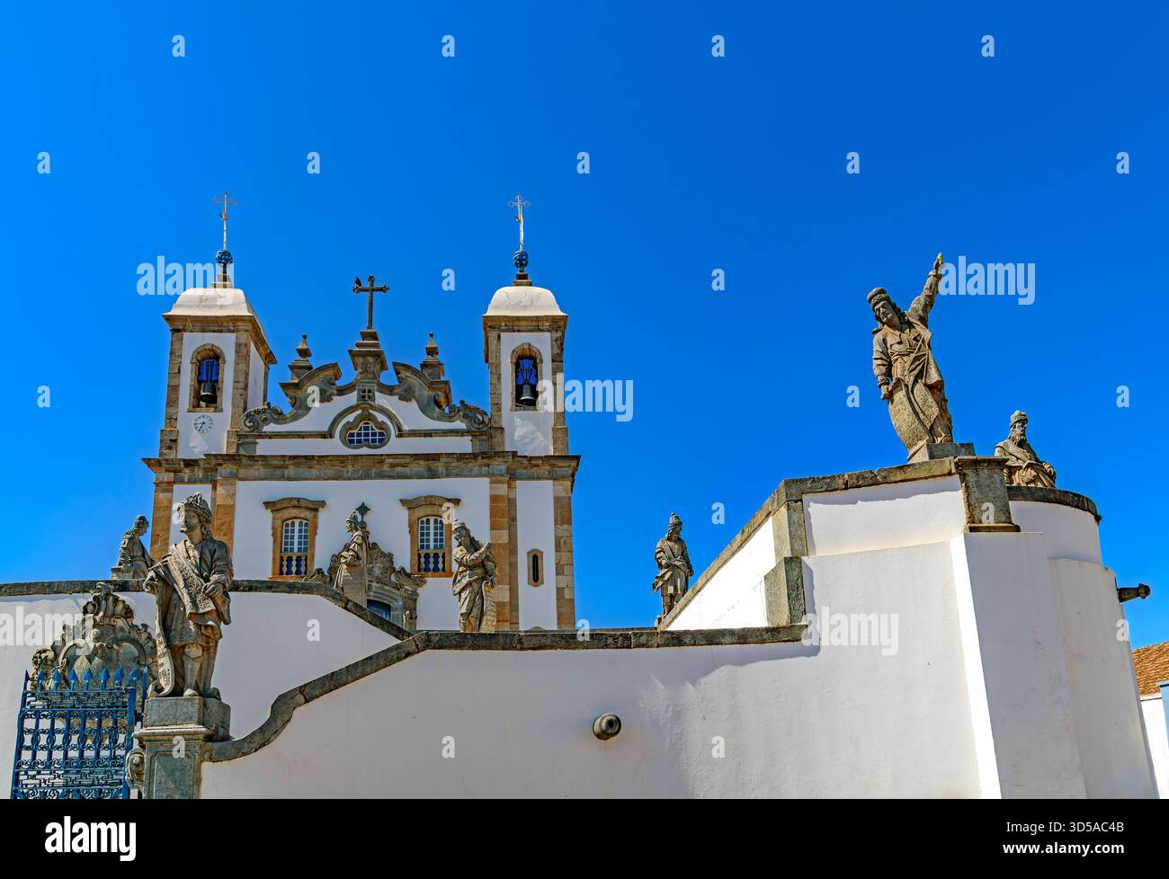 Église et sculptures des douze prophètes réalisées par Aleijadinho au Sanctuaire de Bom Jesus de Matosinhos à Congonhas, Minas Gerais. Banque D'Images