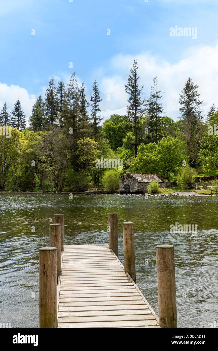 vieux hangar à bateaux en pierre et jetée sur le lac windermere en dessous du château de wray ensoleillé jour de printemps pas de gens Banque D'Images