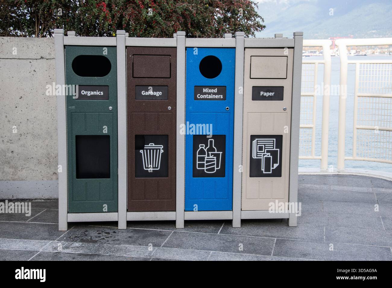 Bac de compost, de déchets et de recyclage à la place du Canada au centre-ville de Vancouver, Colombie-Britannique, Canada Banque D'Images