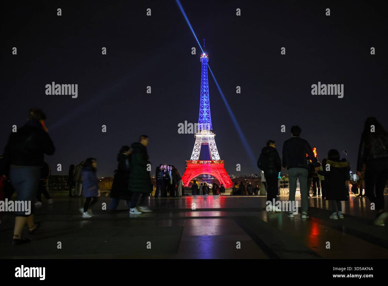 Paris, France. 13 novembre 2025. La Tour Eiffel est illuminée en bleu, blanc et rouge, couleurs nationales du drapeau français, pour commémorer les victimes des attentats terroristes du 13 novembre 2015 au Trocadéro. Paris, France le 12 novembre 2025. (Crédit image : © Beata Zawrzel/ZUMA Press Wire) USAGE ÉDITORIAL SEULEMENT ! Non destiné à UN USAGE commercial ! Banque D'Images