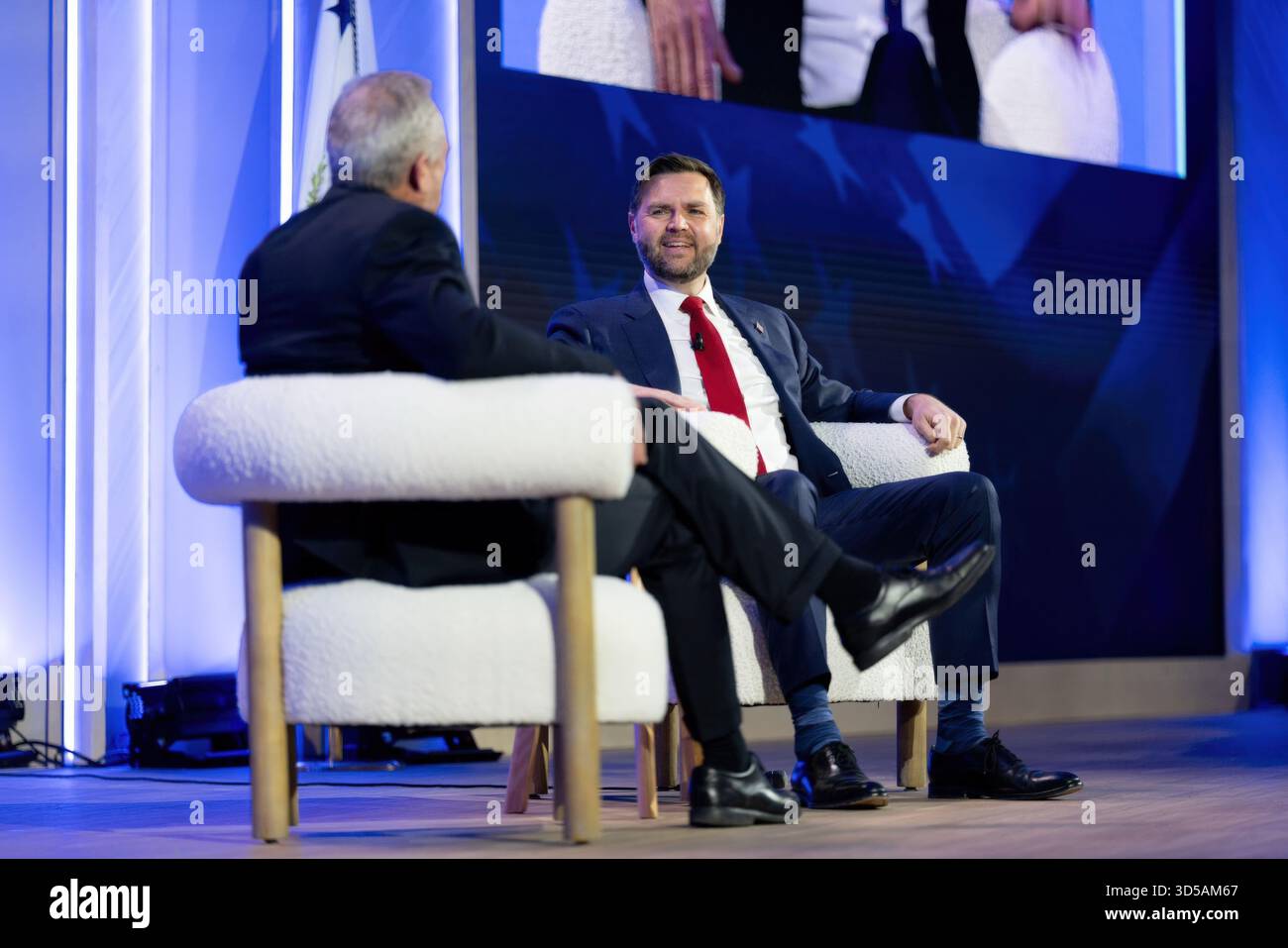 Washington, États-Unis d'Amérique. 12 novembre 2025. Washington, États-Unis d'Amérique. 12 novembre 2025. Le vice-président des États-Unis JD Vance, à droite, et le secrétaire HHS Robert F. Kennedy Jr., à gauche, ont une conversation sur les soins de santé lors du sommet « Make America Healthy Again », le 12 novembre 2025 à Washington, DC crédit : document/photo de la Maison Blanche/Alamy Live News Banque D'Images