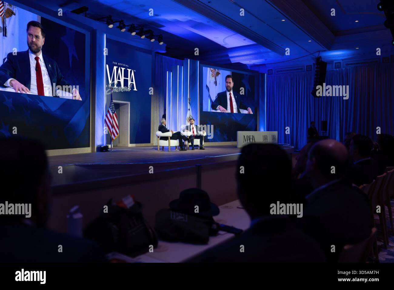 Washington, États-Unis d'Amérique. 12 novembre 2025. Washington, États-Unis d'Amérique. 12 novembre 2025. Le vice-président des États-Unis JD Vance, à droite, et le secrétaire HHS Robert F. Kennedy Jr., à gauche, ont une conversation sur les soins de santé lors du sommet « Make America Healthy Again », le 12 novembre 2025 à Washington, DC crédit : document/photo de la Maison Blanche/Alamy Live News Banque D'Images