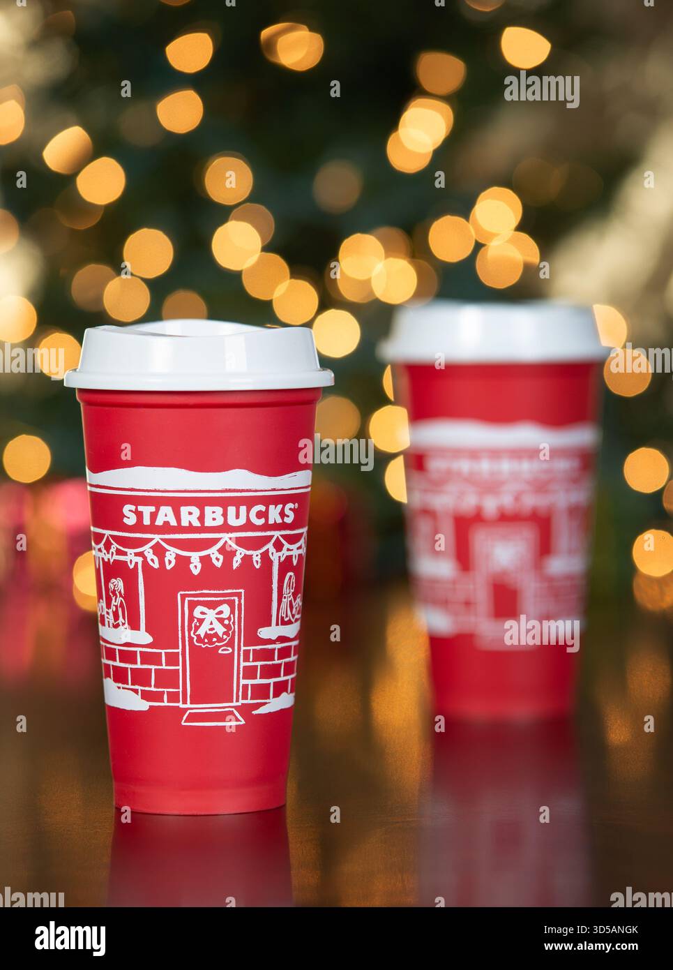 Dallas, Texas - 14 novembre 2025 : boisson café Starbucks dans la tasse rouge conçue en 2025, une tasse festive et réutilisable des fêtes. Affiché contre Noël b Banque D'Images