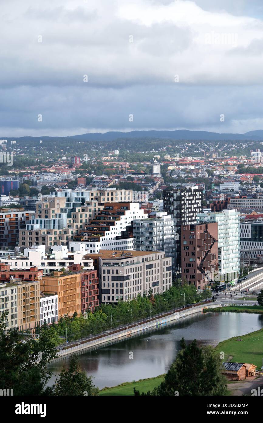 Oslo, Norvège - 12 septembre 2025 : panorama de la ville moderne d'Oslo, architecture des bâtiments dans le nouveau quartier de Bjorvika Banque D'Images